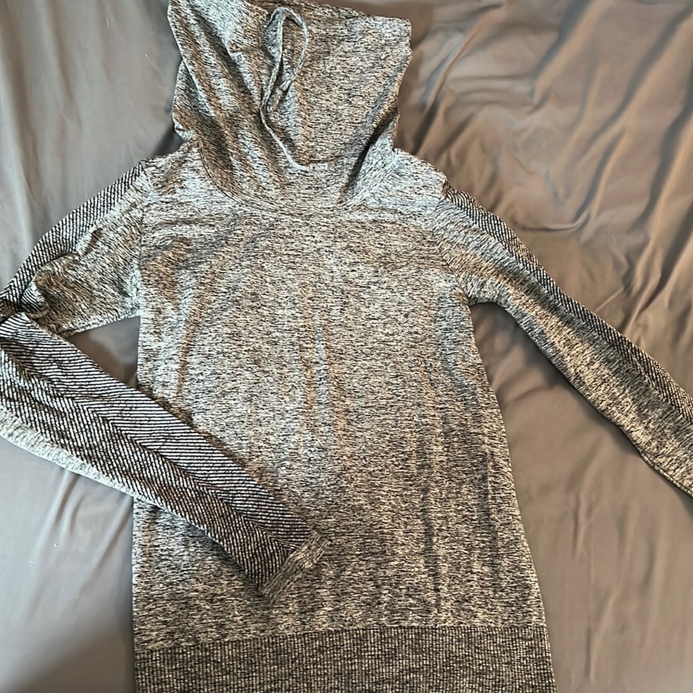 Cowl Neck Athletic Long Sleeve Pull Over Sweatshirt in Marled Grey